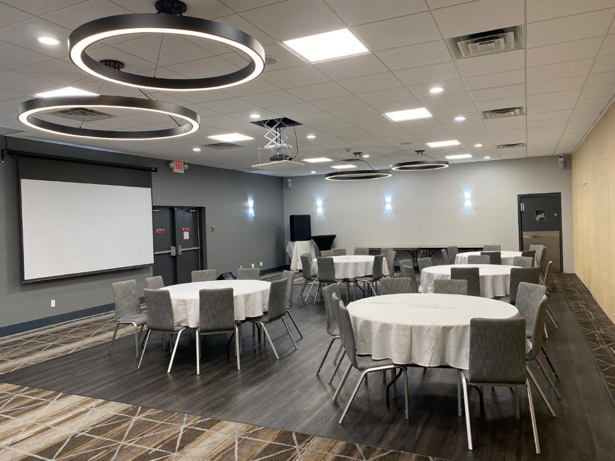 Holiday Inn Detroit Lakes By Ihg Exterior photo