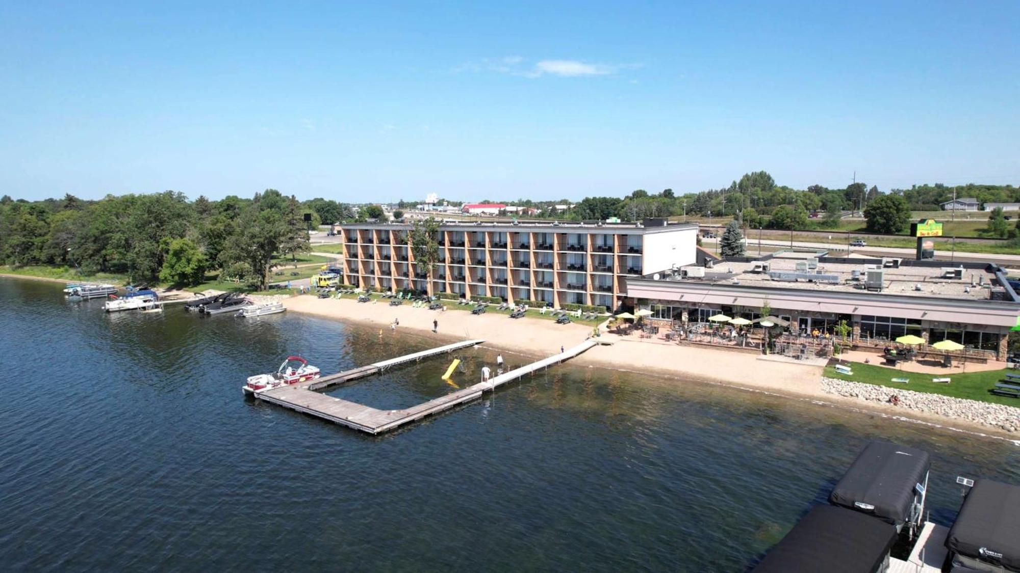 Holiday Inn Detroit Lakes By Ihg Exterior photo